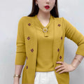 Blusinha Cardigan Cecile com Efeito Sobreposto e Aplique Floral / Elegância Francesa para Mulheres de Bom Gosto!