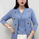 Blusinha Cardigan Cecile com Efeito Sobreposto e Aplique Floral / Elegância Francesa para Mulheres de Bom Gosto!